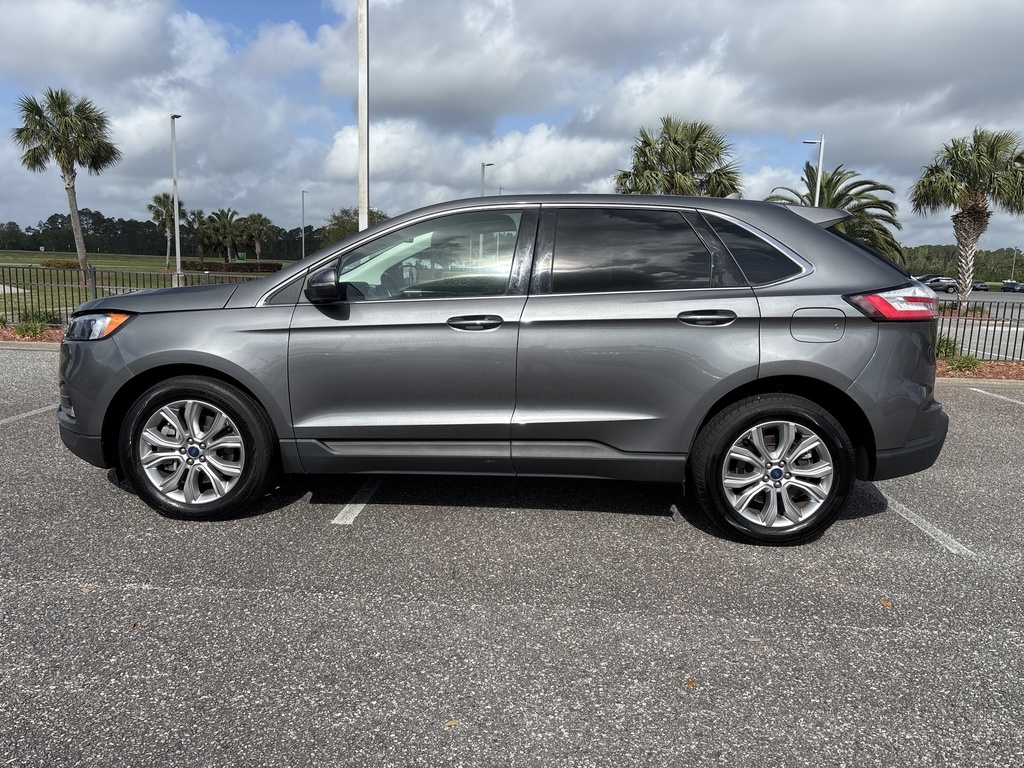 2022 Ford Edge Titanium photo 2