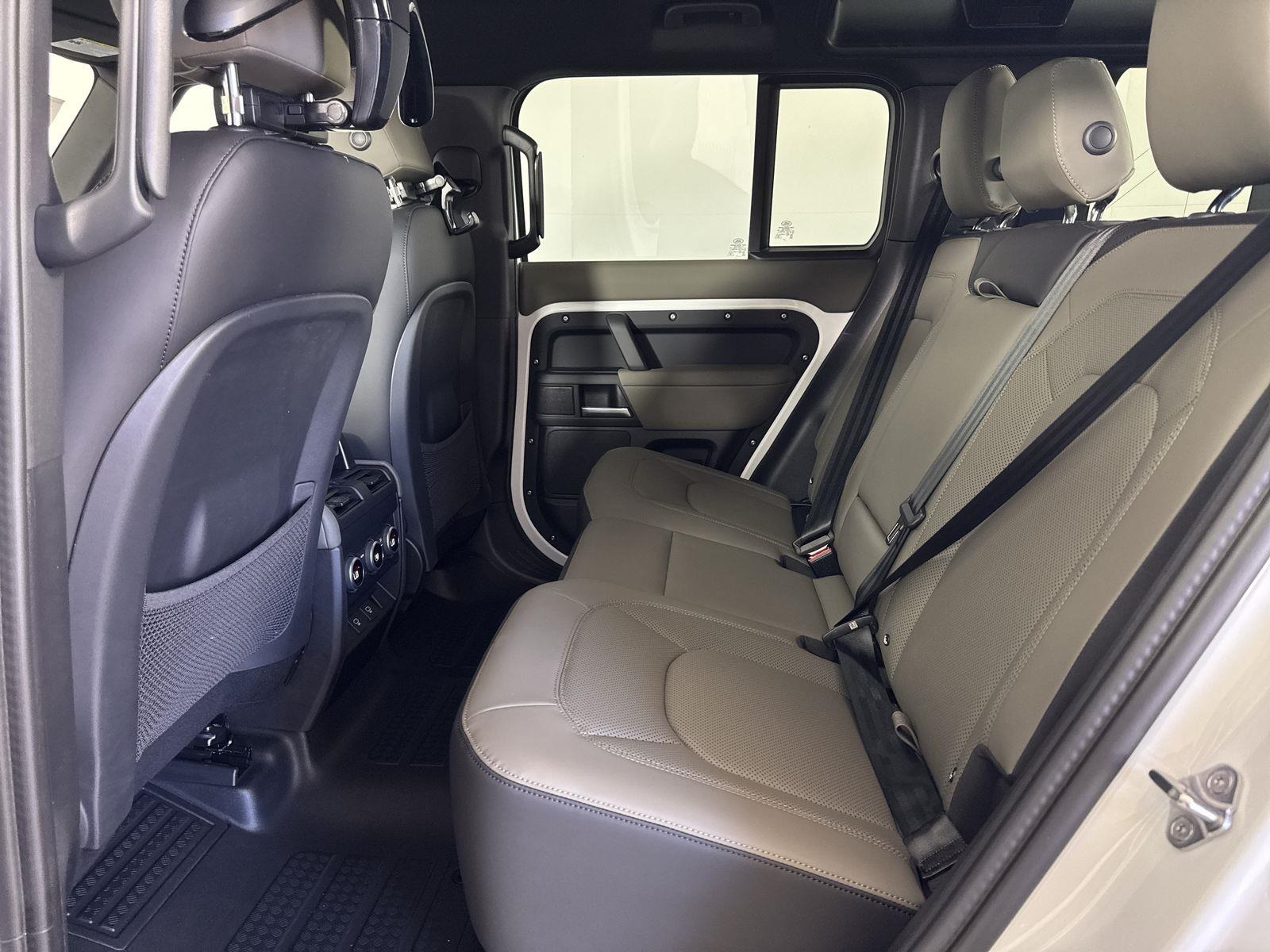 2025 Land Rover Defender 110 X-Dynamic SE photo 26