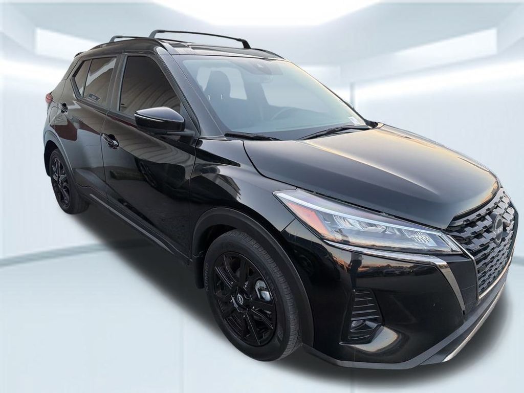 2022 Nissan Kicks SR photo 2