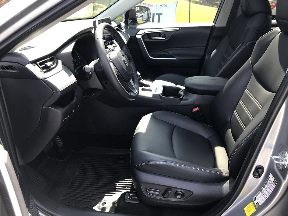 2023 Toyota RAV4 XLE Premium photo 9
