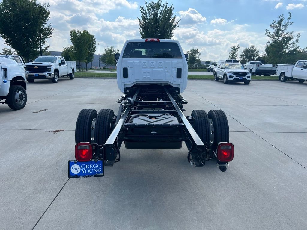 2023 Chevrolet Silverado 5500HD LT photo 4