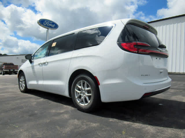 2024 Chrysler Pacifica Touring L photo 2