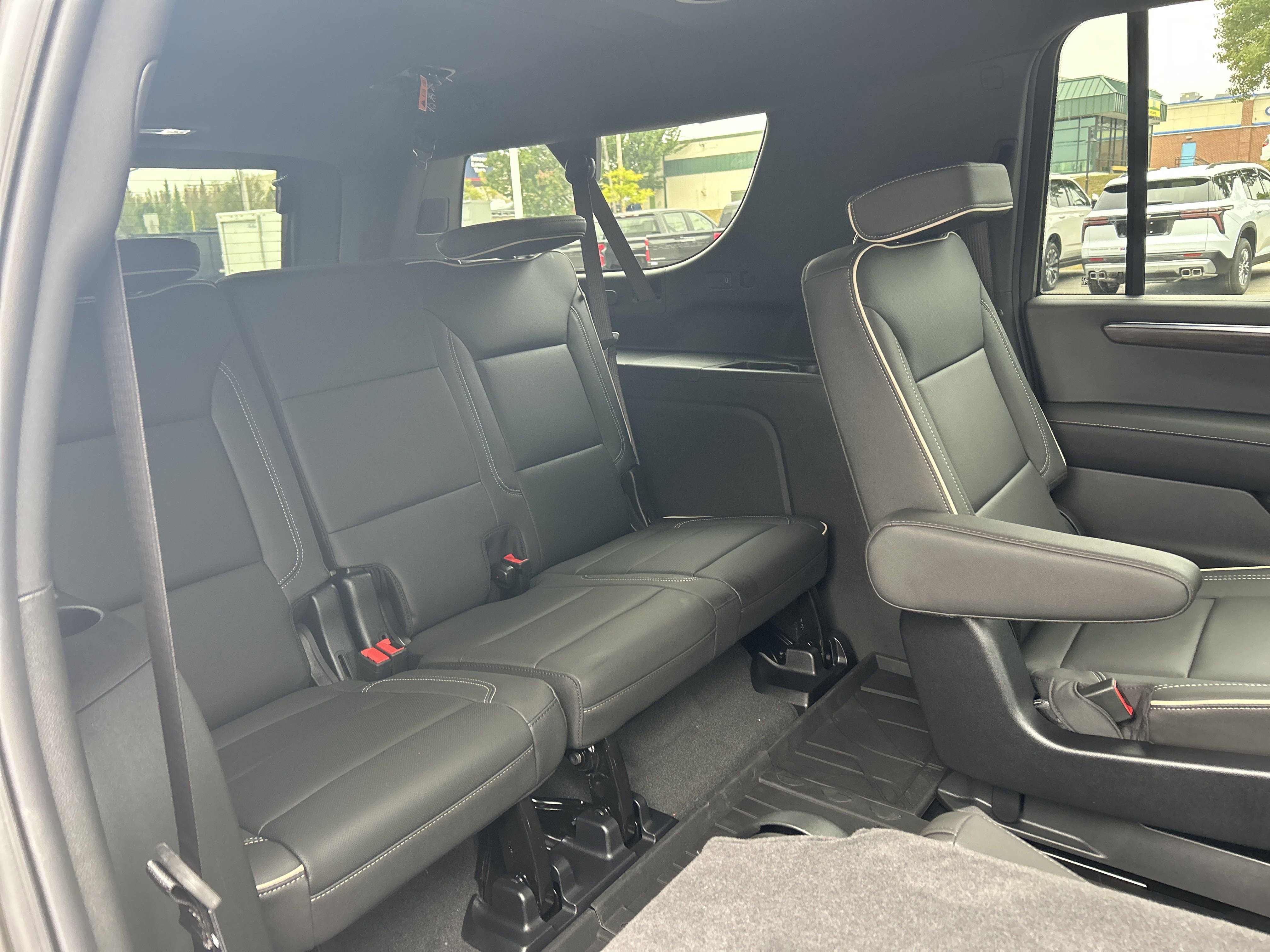 2025 Chevrolet Suburban Premier photo 2