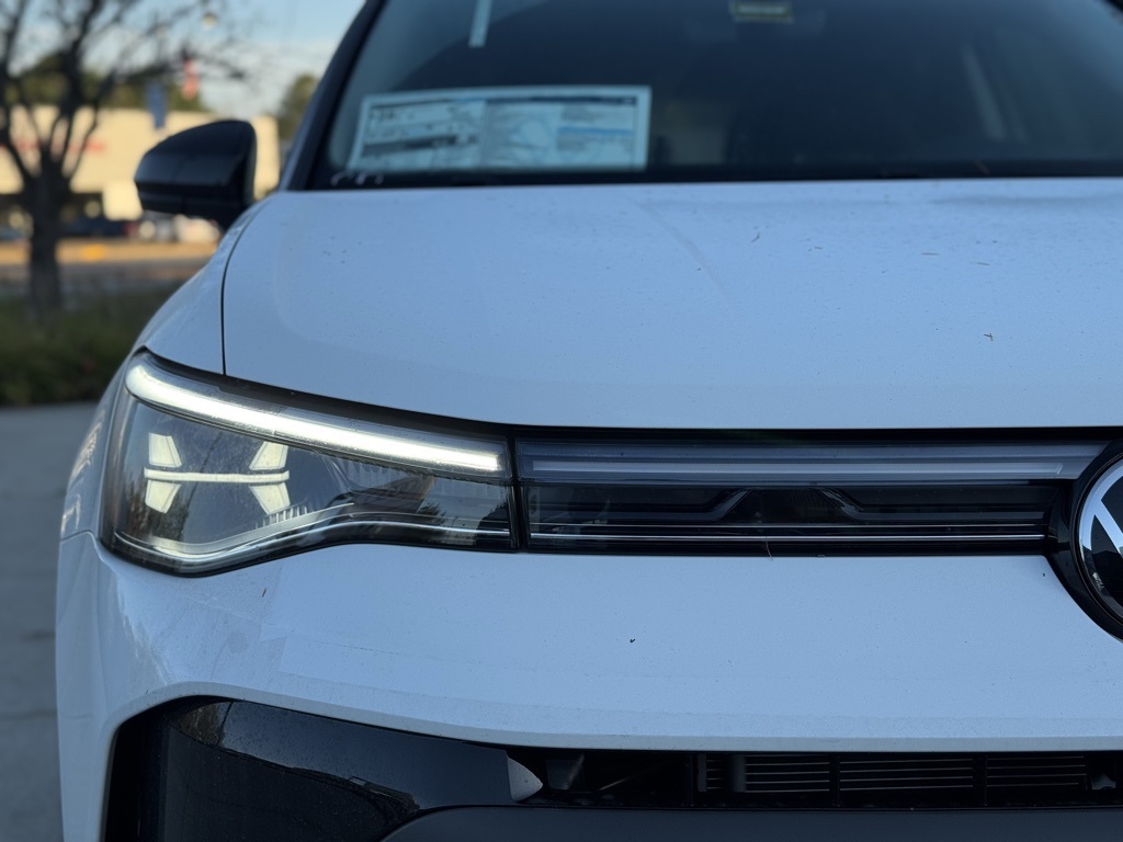 2025 Volkswagen Taos SE photo 2