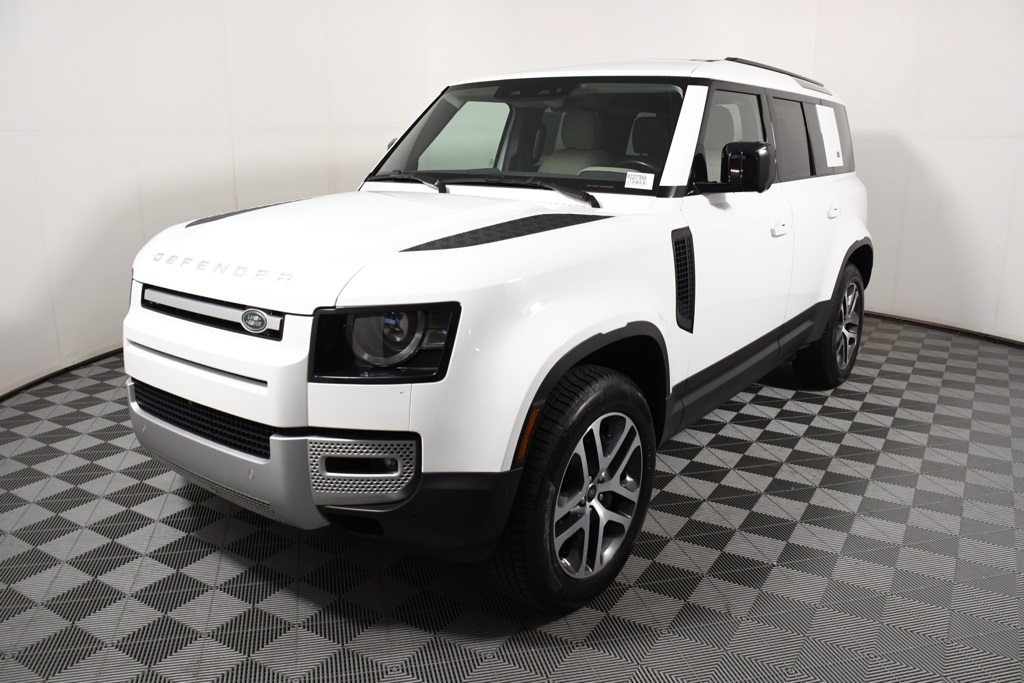 2023 Land Rover Defender SE's photo