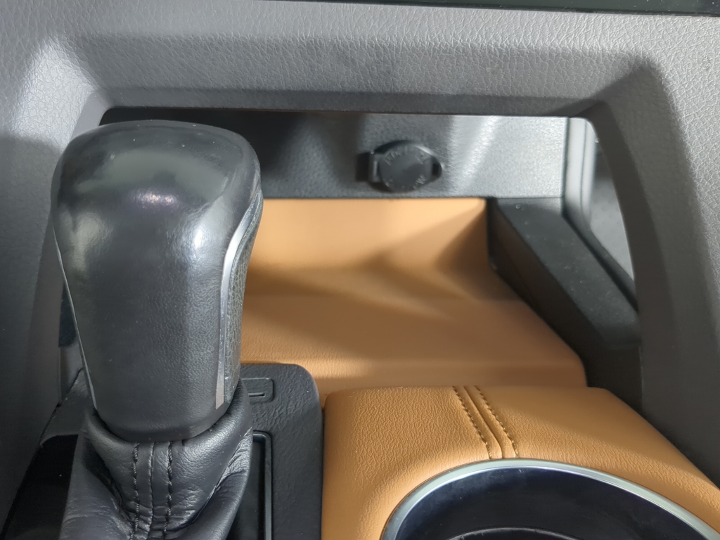 2020 Toyota Avalon Limited Hybrid photo 16