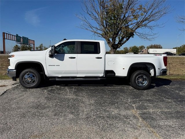 2026 Chevrolet Silverado 3500HD photo 2