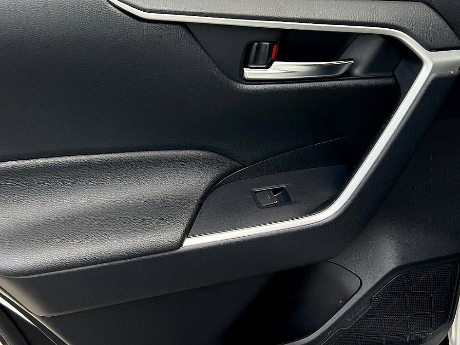 2022 Toyota RAV4 Hybrid XLE photo 8