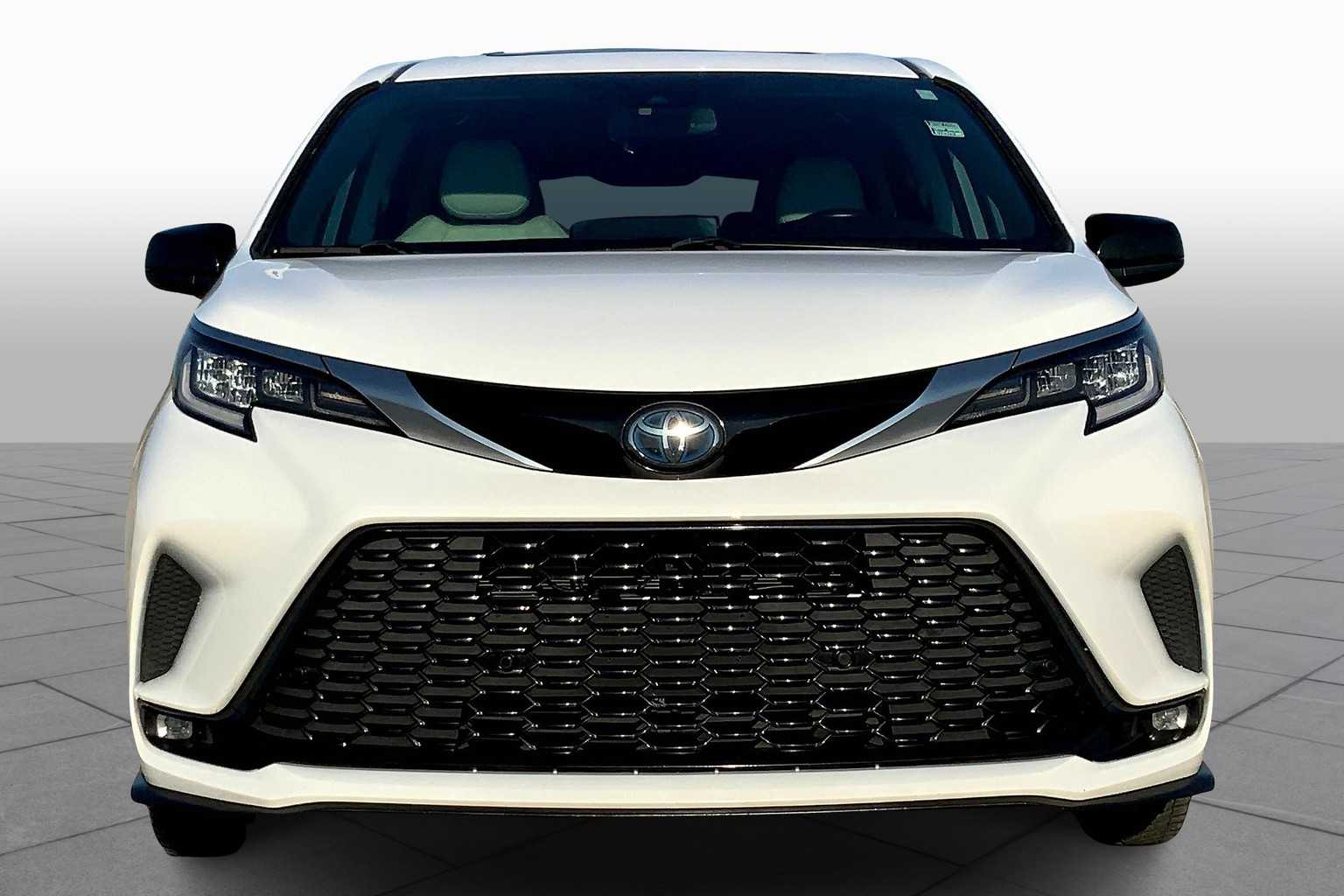 2021 Toyota Sienna XSE photo 3