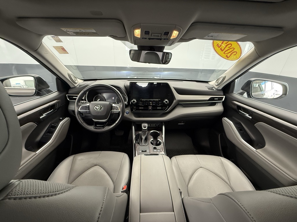 2022 Toyota Highlander Hybrid Limited photo 3