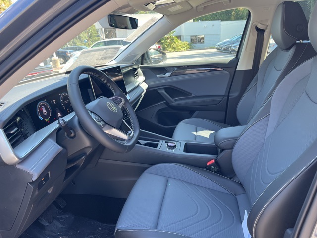 2025 Volkswagen Tiguan SE photo 3