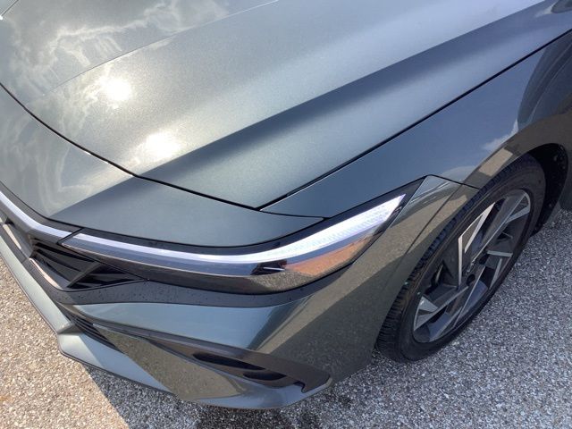 2025 Hyundai Elantra SEL Sport photo 23