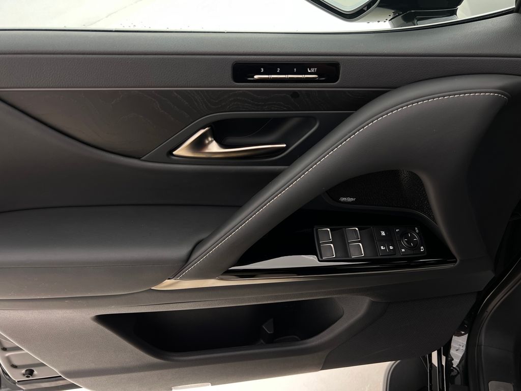 2025 Lexus LX 600 Luxury photo 24