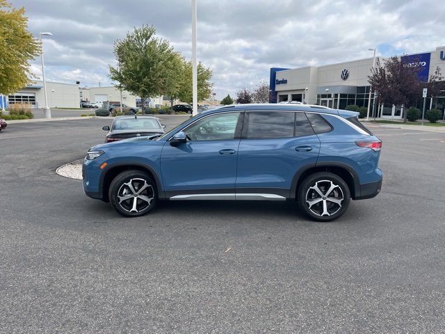 2025 Volkswagen Tiguan SE photo 2