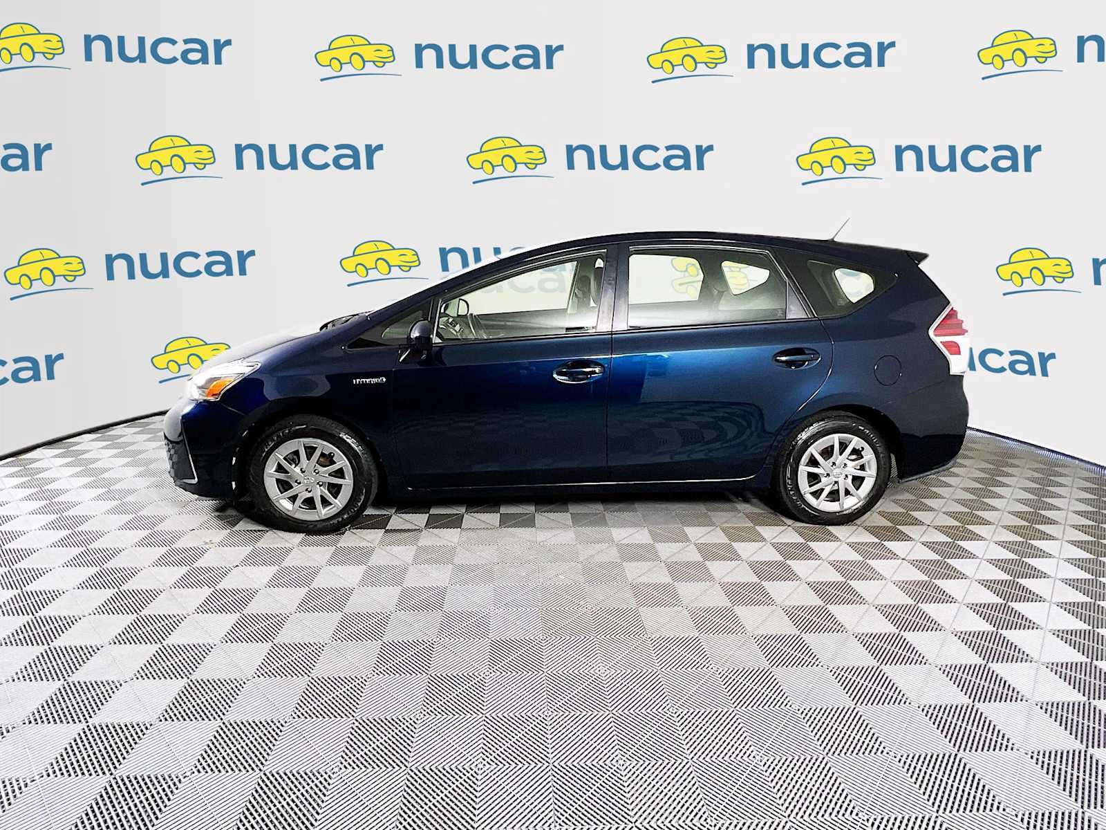 2017 Toyota Prius V Five photo 4