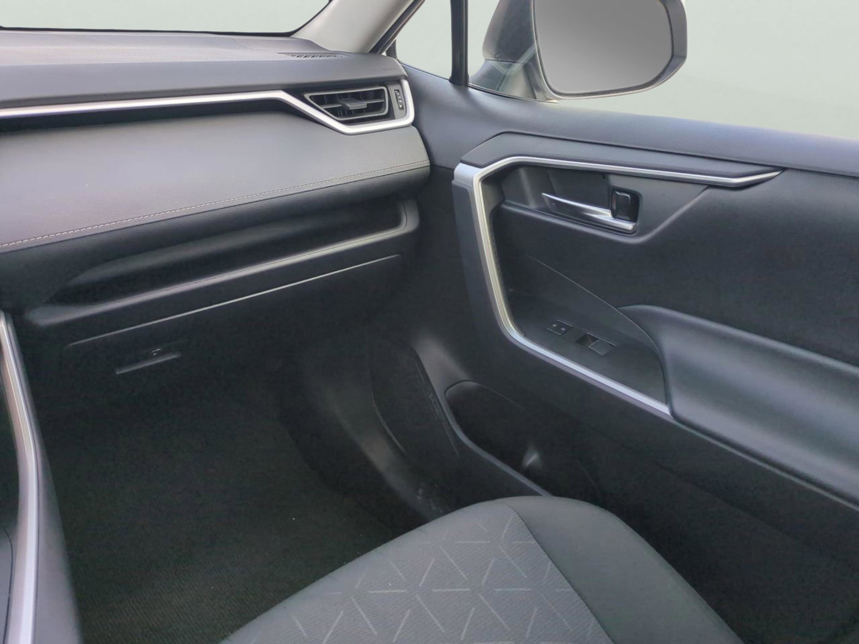 2024 Toyota RAV4 XLE photo 17