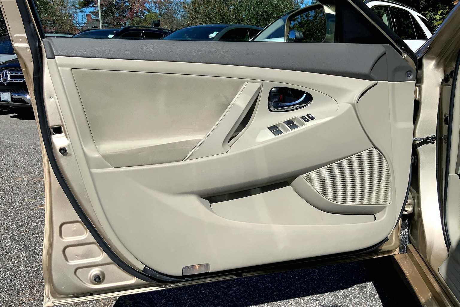 2010 Toyota Camry LE photo 20