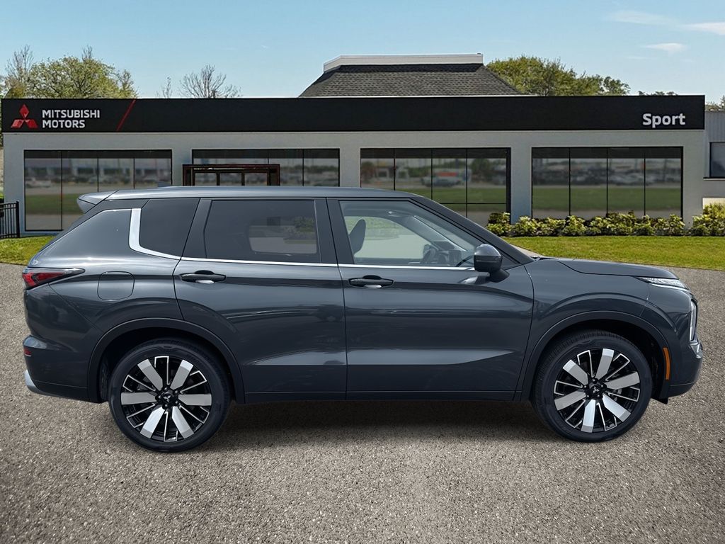 2025 Mitsubishi Outlander SE photo 2