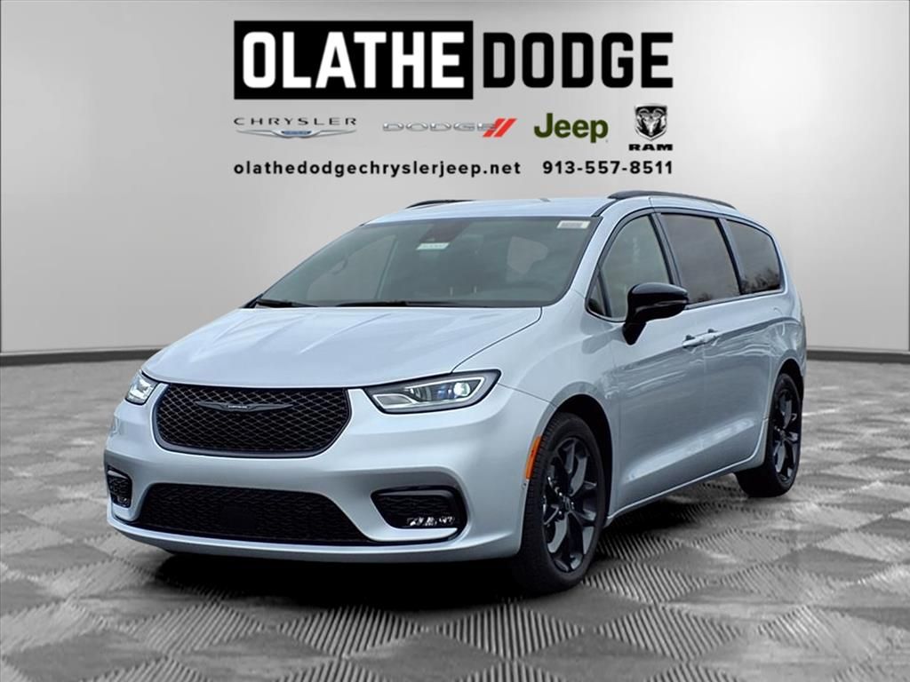 2026 Chrysler Pacifica Select's photo