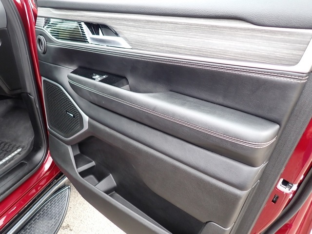 2024 Jeep Wagoneer L Series III photo 13