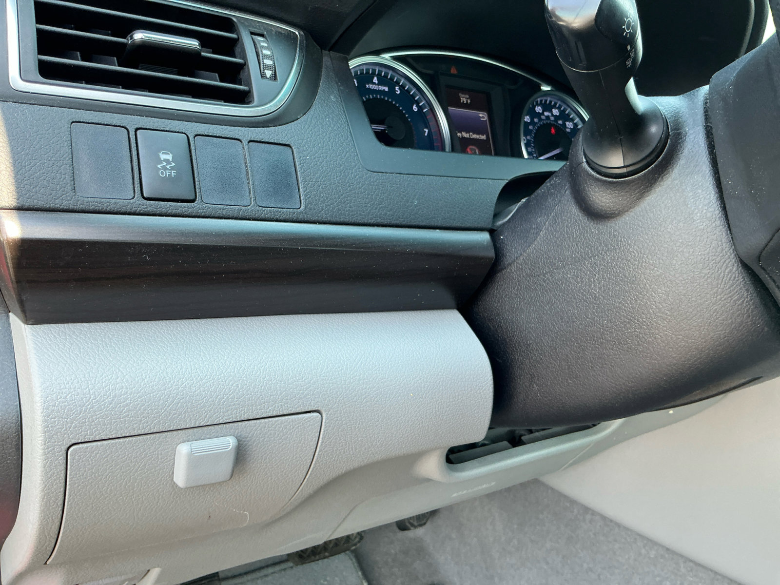 2015 Toyota Camry XLE photo 17