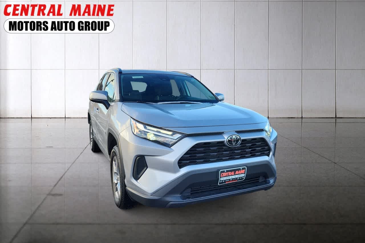 2025 Toyota RAV4 XLE's photo