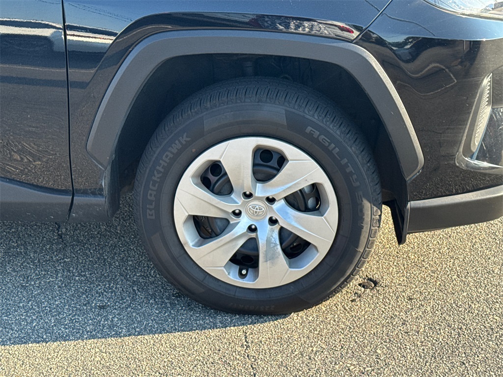 2021 Toyota RAV4 LE photo 12
