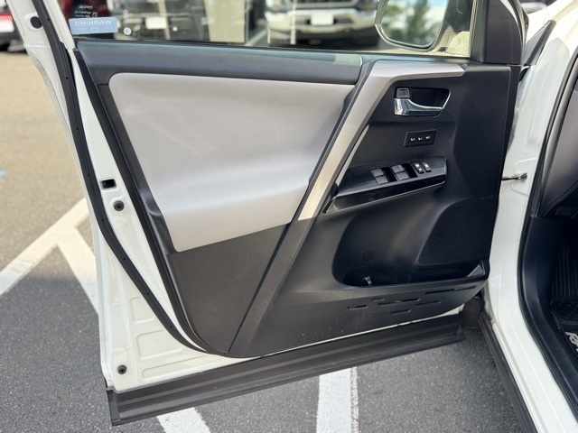 2016 Toyota RAV4 Limited photo 16