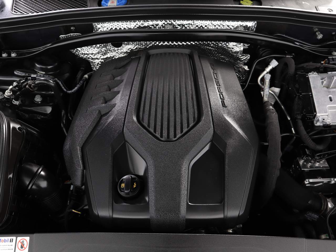 2023 Porsche Macan T photo 22