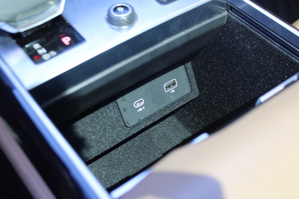 2023 Land Rover Range Rover SE photo 24