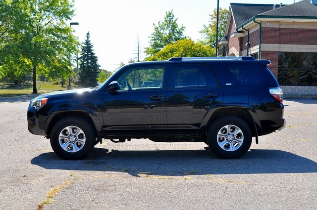 2024 Toyota 4Runner SR5 4WD photo 3