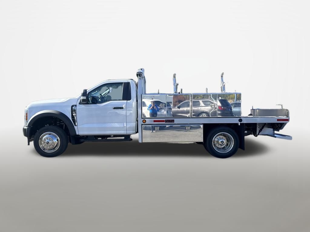 2025 Ford F-550 photo 2