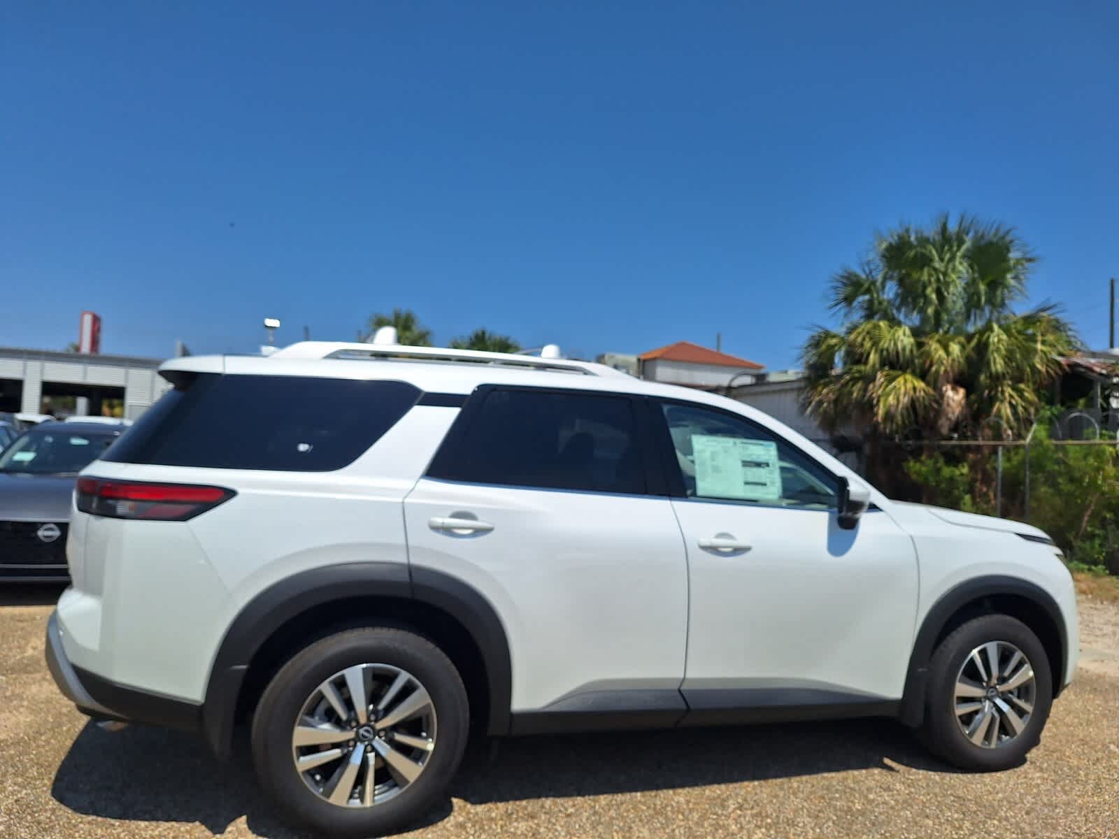 2025 Nissan Pathfinder SL photo 6