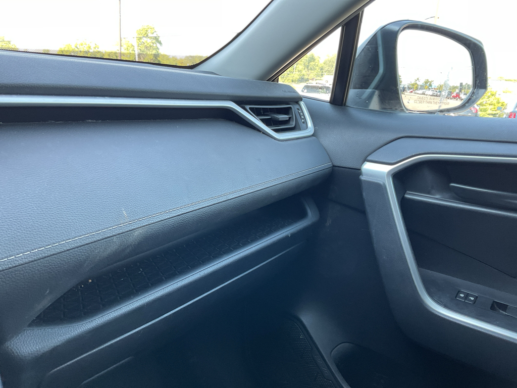 2019 Toyota RAV4 LE photo 18