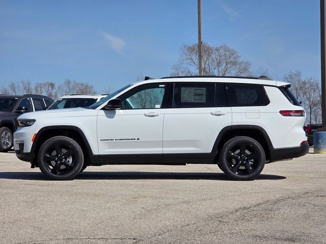 2025 Jeep Grand Cherokee Limited photo 3