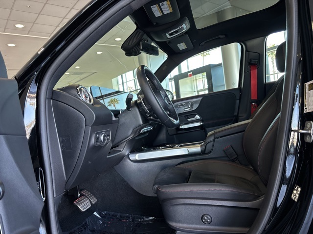 2025 Mercedes Benz GLB 35 AMG 4MATIC photo 12