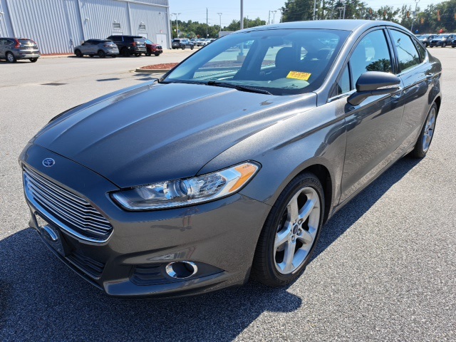 2016 Ford Fusion SE photo 2