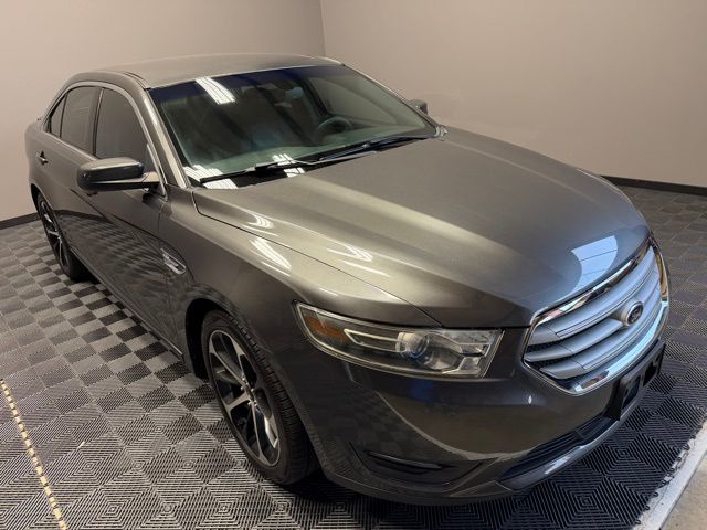 2015 Ford Taurus SEL photo 2