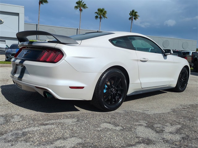 2017 Ford Mustang V6 photo 4