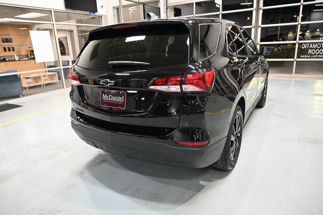 2023 Chevrolet Equinox LS photo 2