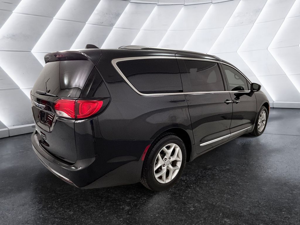 2019 Chrysler Pacifica Touring L photo 4