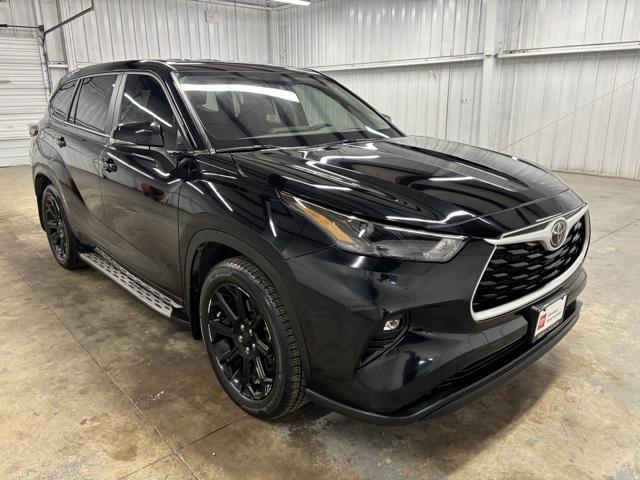 2024 Toyota Highlander LE's photo