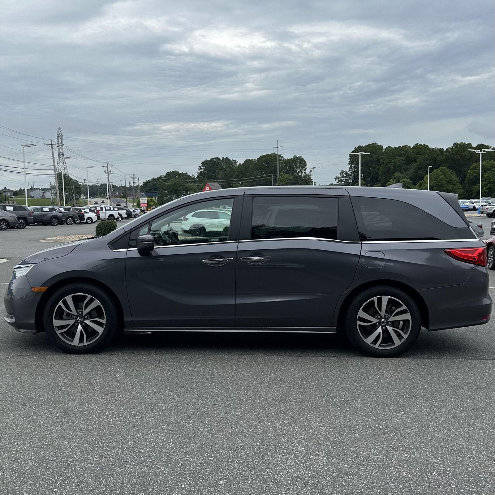 2022 Honda Odyssey Touring photo 2