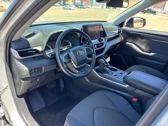2024 Toyota Highlander LE photo 7
