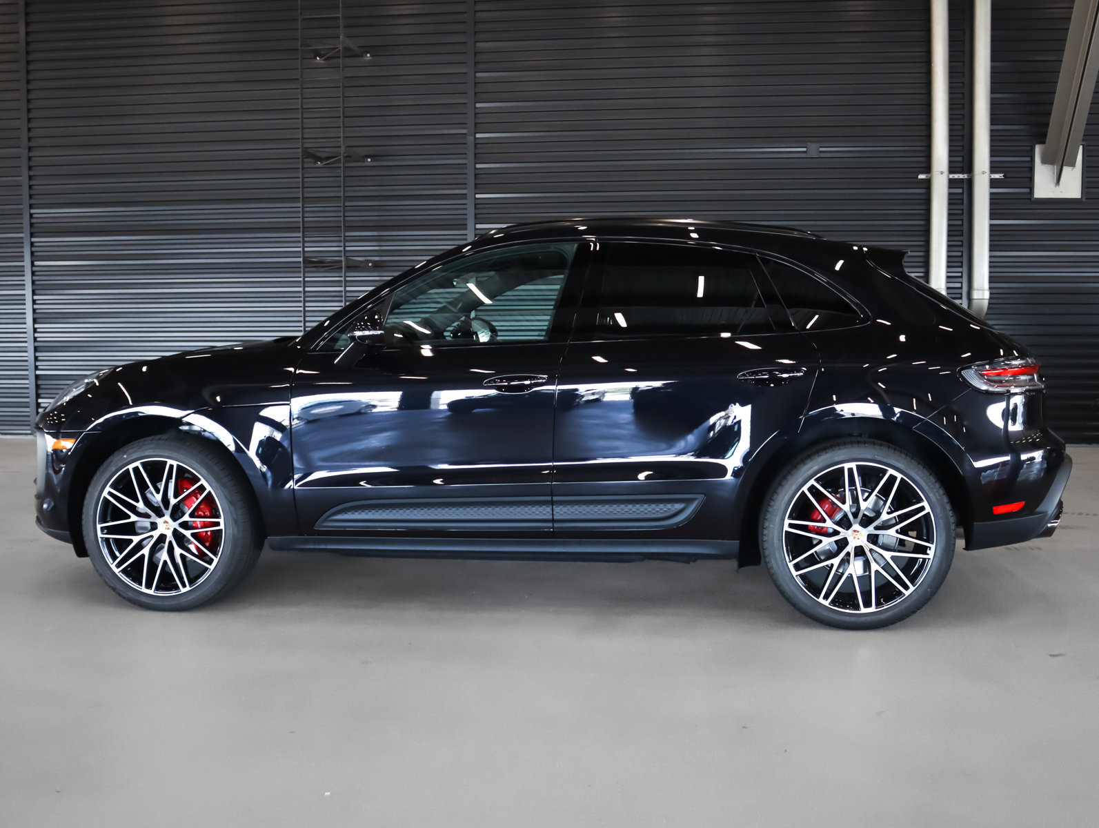 2025 Porsche Macan S photo 2