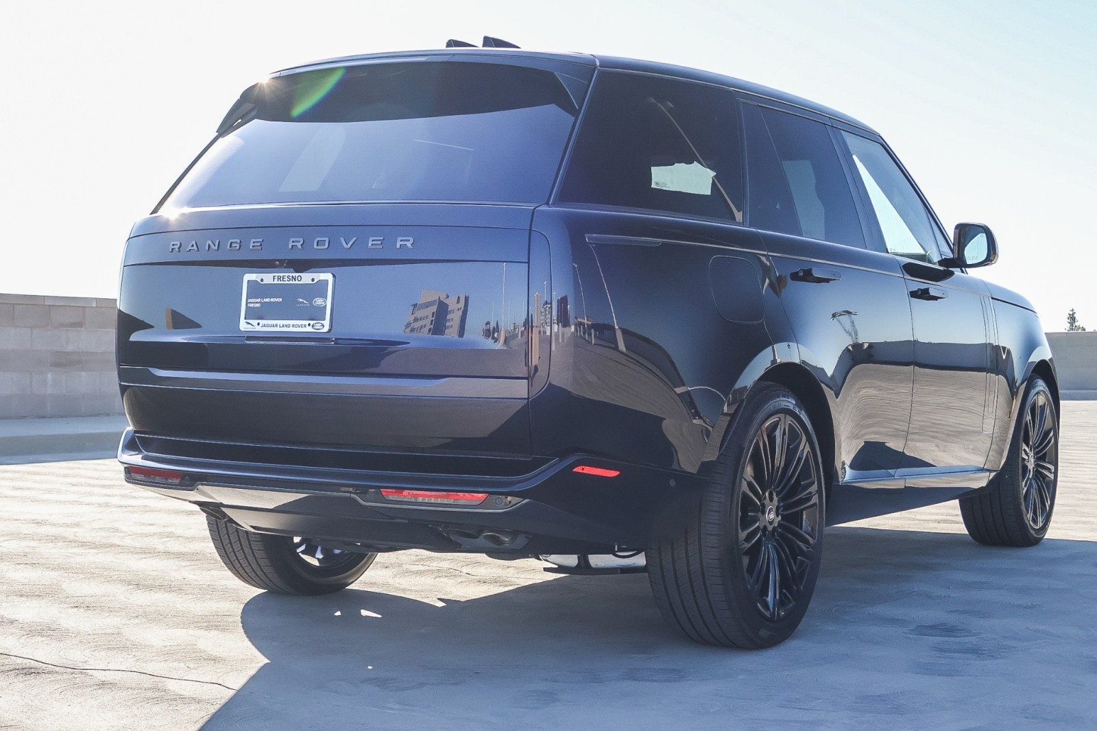 2025 Land Rover Range Rover SE photo 3