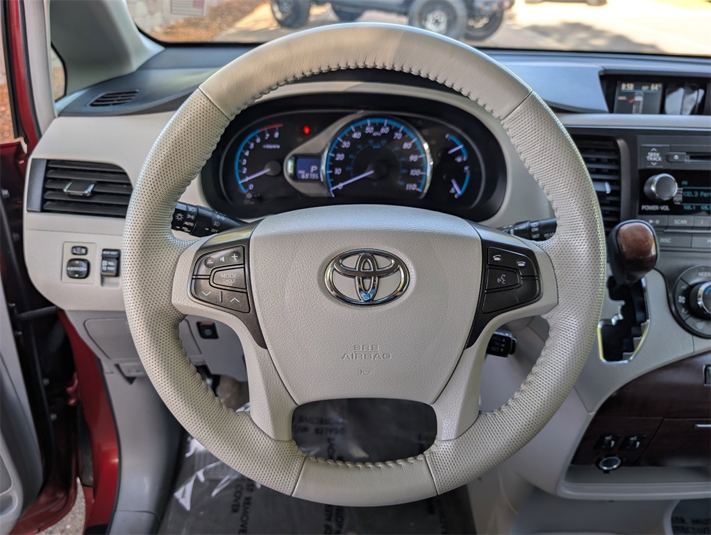2014 Toyota Sienna XLE photo 22