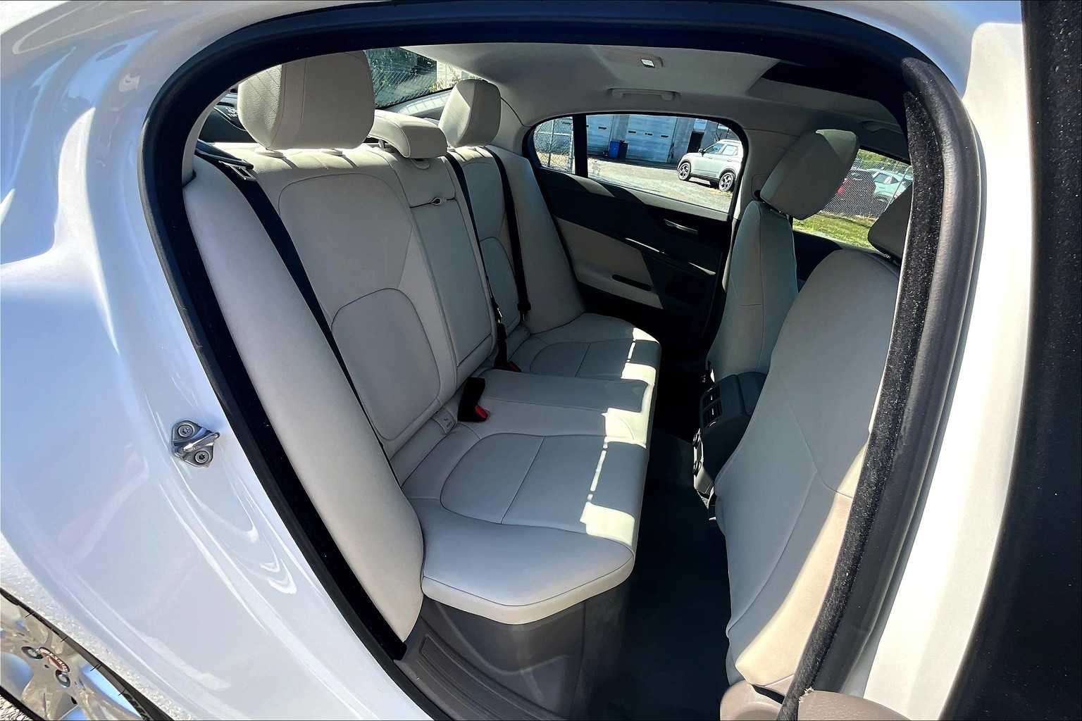2017 Jaguar XE Premium photo 19