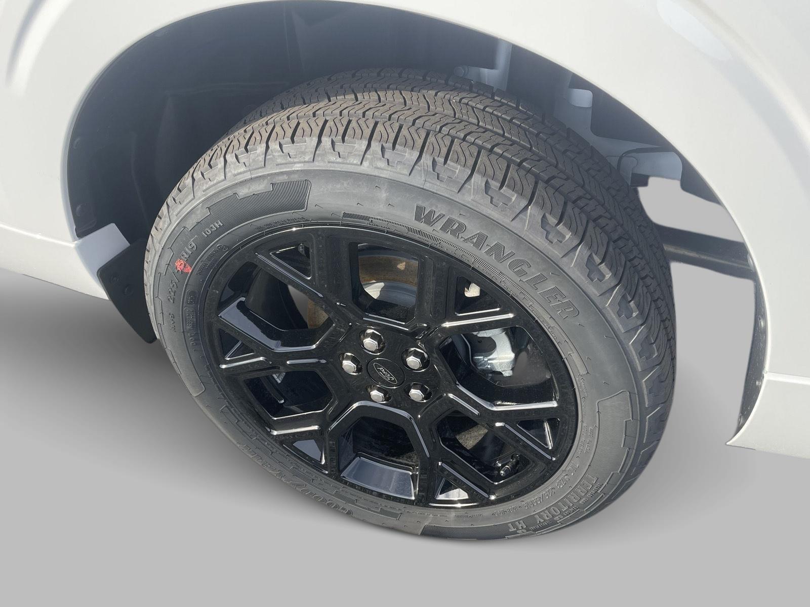 2025 Ford Maverick photo 3