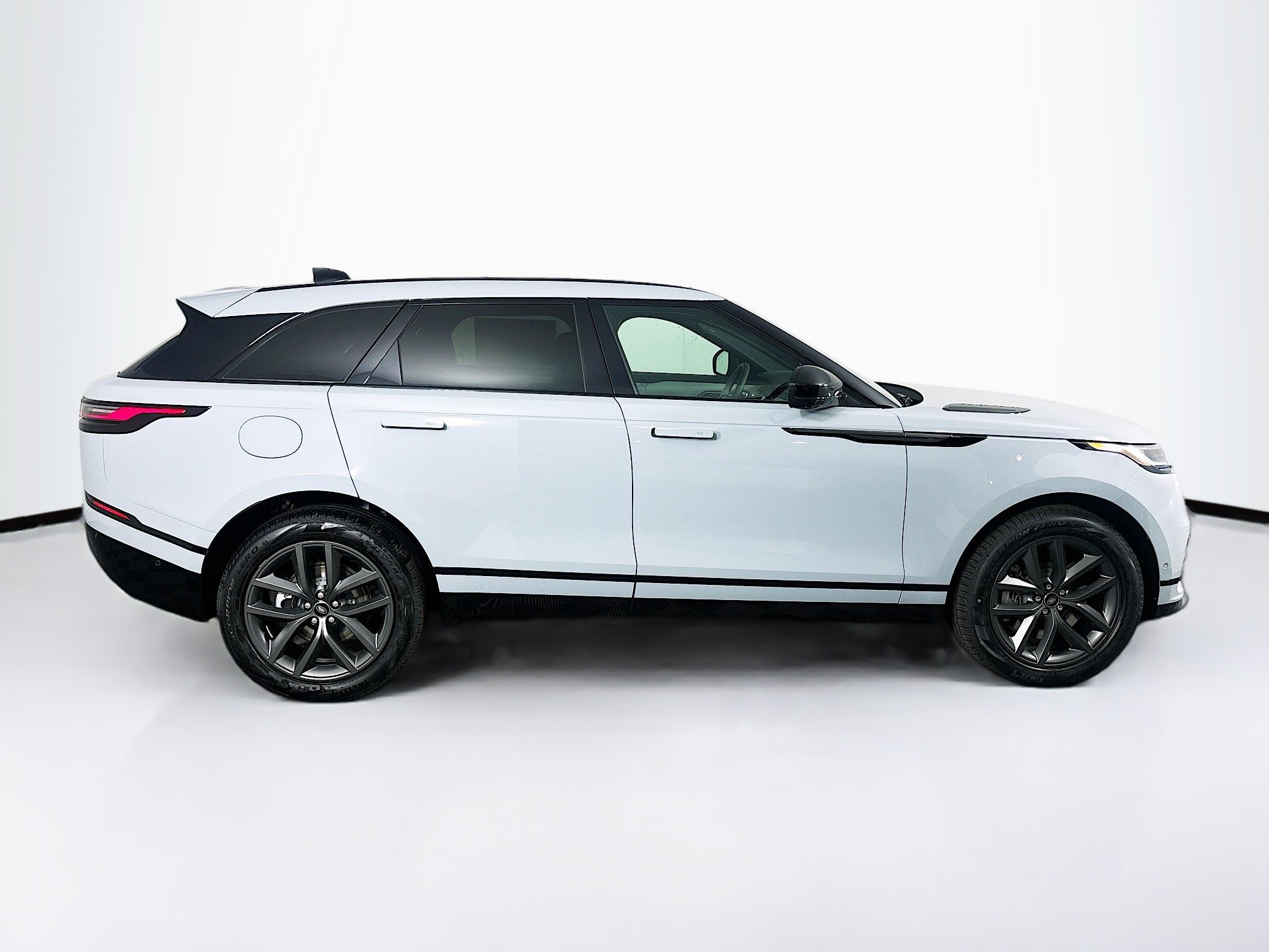 2026 Land Rover Range Rover Velar SE photo 4